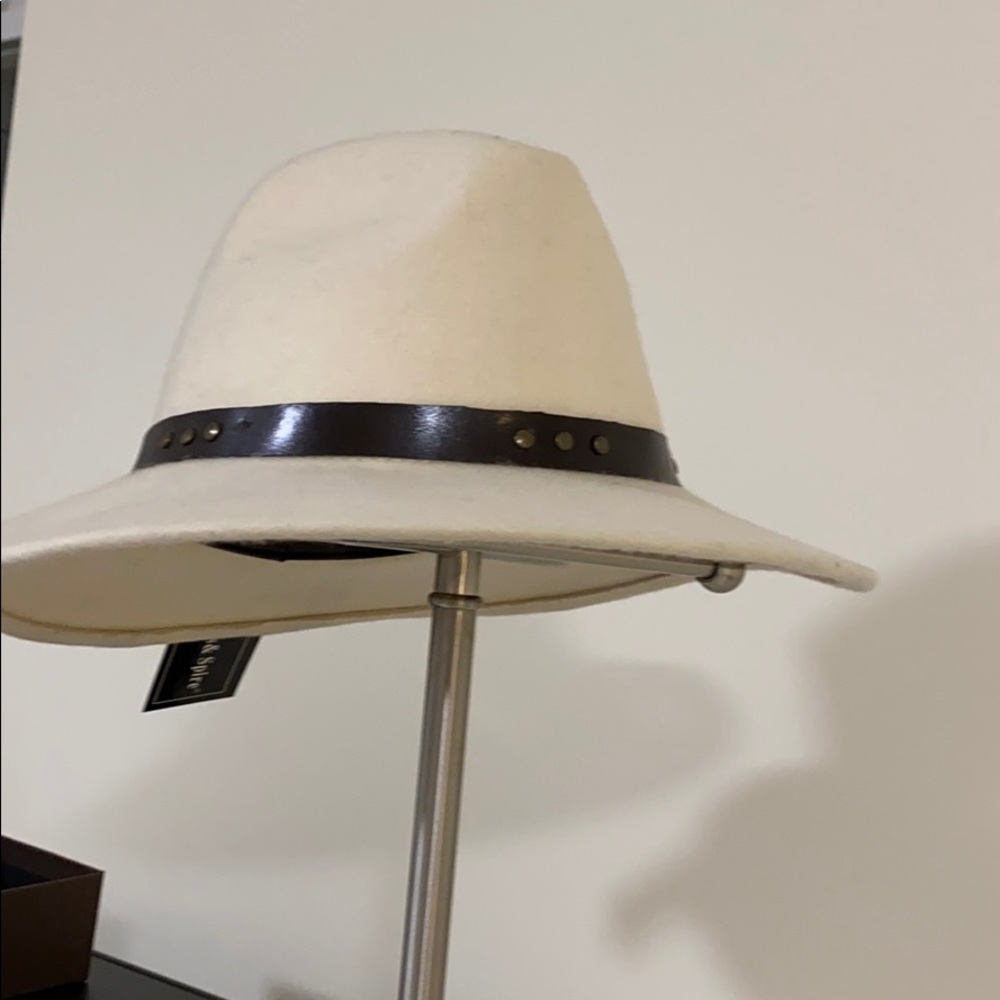 💚2 for $18 Men's 100% felt. Off white. Medium